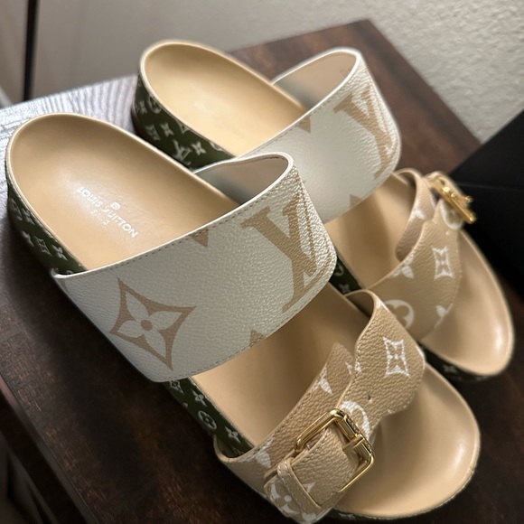 Limited Edition - Louis Vuitton Bom Día Flat Mules in Khaki - Picture 12 of 17
